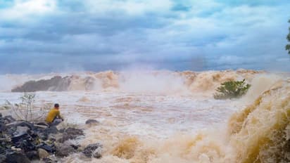 MP में हालात बिगड़े: 11 जिलों में छुट्टियां घोषित, 24 घंटे में भारी बारिश का अलर्ट, भोपाल में कॉलोनियां जलम्नन