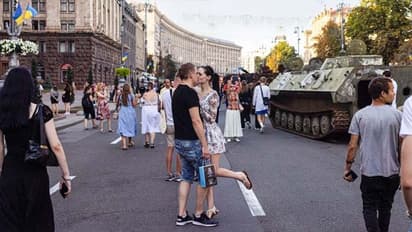 युद्ध और प्रेम में सब जायज है, रूस को चिढ़ाने एक कपल ने बीच सड़क किया kiss, मौका खास है