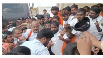 పాదయాత్రలోనే దీక్షకు బండి సంజయ్: అరెస్ట్ చేసిన జనగామ పోలీసులు