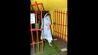 ಸಂಕಷ್ಟ ಬಂದಾಗ ಮಾತ್ರ ದೇವರು ನೆನಪಾಗೋದಾ; ದೇವಸ್ಥಾನದಲ್ಲಿ ಕಾಣಿಸಿಕೊಂಡ ನಟಿ ಜಾಕ್ವೆಲಿನ್ ಹಿಗ್ಗಾಮುಗ್ಗಾ ಟ್ರೋಲ್ 