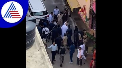 ಅಮಿತ್‌ ಶಾ ಚಪ್ಪಲಿ ಎತ್ತಿಕೊಟ್ಟ ತೆಲಂಗಾಣ ಬಿಜೆಪಿ ಮುಖ್ಯಸ್ಥ: ಗುಜರಾತಿಗಳ ಗುಲಾಮ ಎಂದ ಟಿಆರ್‌ಎಸ್‌ 