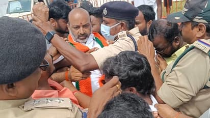 ప్రజా సంగ్రామ యాత్ర : జగిత్యాలలో బండి సంజయ్ని అడ్డుకున్న పోలీసులు, ఉద్రిక్తత