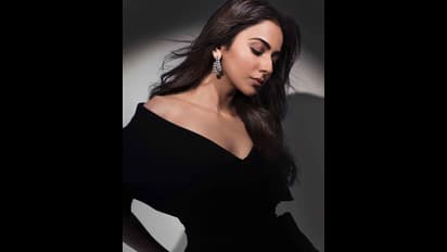 రకుల్ భుజాలపై నుంచి జారిపోతున్న డ్రెస్.. టాప్ అందాలతో మైండ్ బ్లాక్ చేస్తున్న ఫిట్ నెస్ బ్యూటీ..  