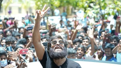 விக்ரமை காண திருச்சியில் கூடிய ரசிகர்கள்..! போலீசார் லத்தியால் அடித்து துரத்தியதால் பரபரப்பு..! வைரல் வீடியோ..