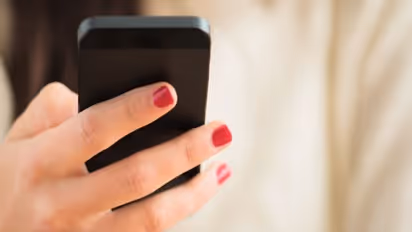 इस महिला सांसद की न्यूज पेपर में पब्लिश हो गई शॉकिंग फोटो, ऑफिस के स्टॉफ संग कर रही थी गंदी हरकत और तभी..