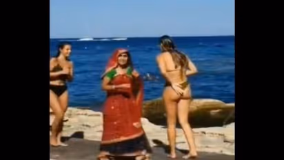 अरे काकी कहां पहुंच गई...बिकनी गर्ल के बीच में जब पहुंच गई साड़ी वाली भाभी