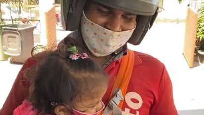 बेटा साथ में और बेटी गोद में..दिल छू लेगा फूड डिलीवरी करने वाले एजेंट का ये वीडियो 
