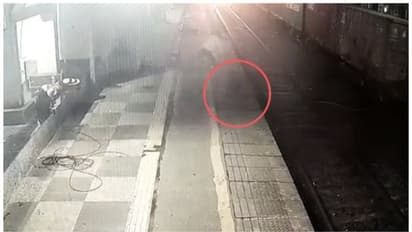 ഭാര്യയെ ട്രെയിനിന് മുന്നിൽ തള്ളിയിട്ട് കൊന്നു; മക്കളുമായി ഒളിവില് പോയ യുവാവിനായി അന്വേഷണം