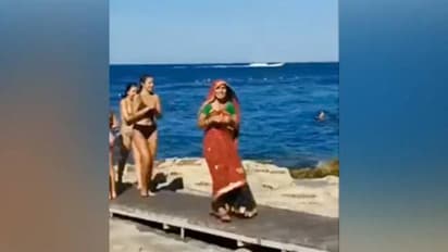 വിദേശ ബീച്ചിൽ ബിക്കിനിയിട്ടവര്‍ക്കിടയിൽ സാരിയുടുത്ത സുന്ദരി, സംസ്കാരം ചേര്‍ത്തുപിടിച്ചെന്ന് പ്രശംസ