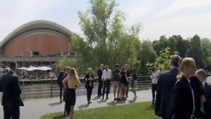 इस देश में पेट्रोल-डीजल के दाम बढ़े तो महिलाओं ने किया ऐसा विरोध-प्रदर्शन.. रियल फोटो देख आ जाएगी शर्म 