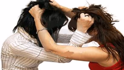 विदेश से लौटा पति तो दो बीवियों का शुरू हुआ हाई वोल्टेज ड्रामा, पुलिस का भी हुआ बुरा हाल