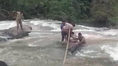 ഡാം സൈറ്റിൽ നിന്ന് ചിന്നാർ പുഴയിൽ വീണ തൊഴിലാളിയെ സാഹസികമായി കരയിലെത്തിച്ച് അഗ്നിരക്ഷാസേന