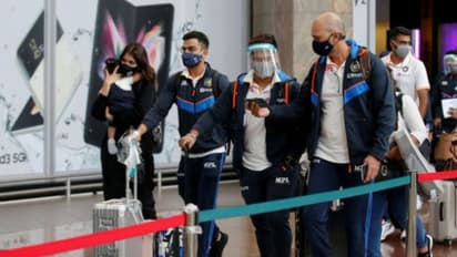 ഏഷ്യാ കപ്പിനായി ഇന്ത്യന് ടീം ദുബായില്, ഇന്ന് ആദ്യ പരിശീലനം; വിരാട് കോലിയെത്തിയത് കുടുംബസമേതം