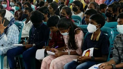 'ആൺകുട്ടികളേയും പെൺകുട്ടികളേയും ഇടകലർത്തി ഇരുത്തമെന്ന നിർദ്ദേശം ഒഴിവാക്കി'; വിവാദത്തിൽ നിന്ന് തലയൂരി സർക്കാർ