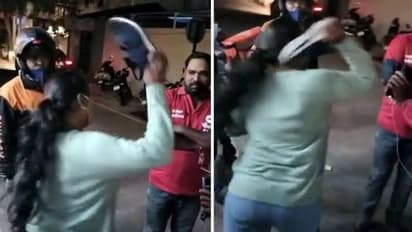 Zomato ஊழியரை செருப்பால் தாக்கி ஆணவம்.. இயலாமையில் கைக்கட்டி நின்ற டெலிவரி பாய்.. வைரல் வீடியோ.