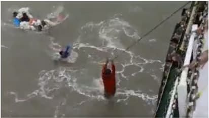 ബോട്ട് തകര്‍ന്ന് ഉള്‍ക്കടലില്‍ കഴിഞ്ഞത് ഒരു ദിവസം; 32 മത്സ്യത്തൊഴിലാളികളെ കോസ്റ്റ് ഗാര്‍ഡ് രക്ഷപ്പെടുത്തി 