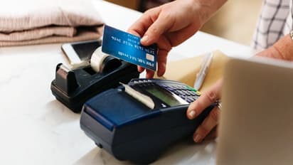 अब आपके क्रेडिट-डेबिट कार्ड की डिटेल स्टोर नहीं कर पाएंगी कंपनियां, RBI अगले महीने से बदलने जा रहा ये नियम