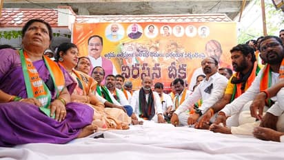 అరెస్టులపై తెలంగాణ వ్యాప్తంగా బీజేపీ నిరసనలు