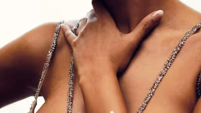 খোলামেলা গাউন থেকে উপচে পড়ছে স্তন, এষা গুপ্তর নতুন ছবি দেখেছেন কি?