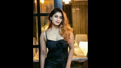 வாயில் டின்னுடன்... டீப் நெக் உடையில்... தொடை முழுவதையும் காட்டி.. உச்ச கவர்ச்சியில் ஷிவானி கொடுத்த கூல் போஸ்!