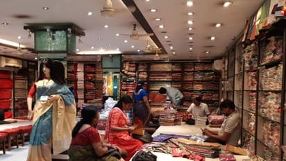 7 లక్షల విలువైన చీరలు దొంగిలించి పోలీసు స్టేషన్‌కు పంపిన మహిళల ముఠా.. ఎందుకో తెలుసా? (Video)