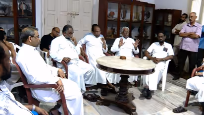 ഏകീകൃത കുര്ബാന: മാര് ആൻഡ്രൂസ് താഴത്തിനെ ഒരു വിഭാഗം വൈദികരും വിശ്വാസികളും ഉപരോധിച്ചു