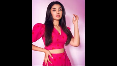  పింక్‌ డ్రెస్‌ లో నడుమందాలు చూపిస్తూ రెచ్చిపోయిన బేబమ్మ.. హాట్‌ అందాలతో టెంప్ట్ చేస్తున్న  కృతి శెట్టి