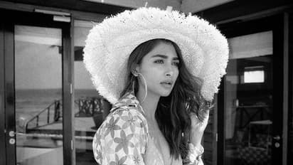 Pooja Hegde:  బ్లాక్‌ అండ్‌ వైట్‌లో క్లీవేజ్‌ అందాలతో రెచ్చగొడుతున్న పూజా హెగ్డే.. బాబోయ్‌ ఇంత హాట్‌గానా?.. 