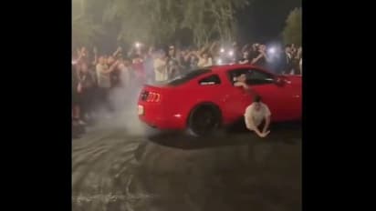 शख्स के ऊपर से गुजर गई कार, जब तक लोग कुछ समझ पाते.. हो चुका था 'मौत का खेल' देखिए वीडियो