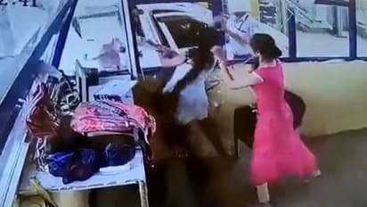 टोल मांगने पर ड्राइवर ने युवती को मारा थप्पड़, फिर तो जो लात-घूंसे-चप्पल और थप्पड़ चले.. आप खुद देखिए वीडियो