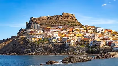 ഈ മനോഹര ദ്വീപിലേക്ക് പാർക്കാൻ വരൂ, 12 ലക്ഷം രൂപ തരാമെന്ന് സർക്കാർ