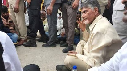 కుప్పంలో టెన్షన్ టెన్షన్: రోడ్డుపై బైఠాయించి చంద్రబాబు నిరసన