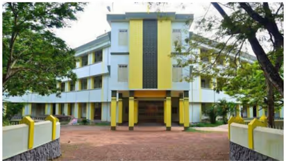 ഓണാഘോഷം അനുവദിച്ചില്ല, വിദ്യാര്ത്ഥി ആത്മഹത്യക്ക് ശ്രമിച്ചു; വര്ക്കല കോളേജില് സംഘര്ഷം