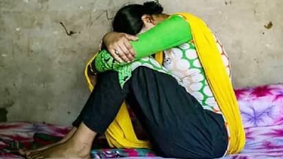 जयपुर रेलवे स्टेशन पर 5 दरिंदों ने महिला से पूरी रात किया गैंगरेप, सुबह निर्वस्त्र थाने पहुंची तो दहल गई पुलिस