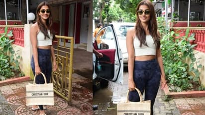 పూజా హెగ్డే కాస్ట్లీ లైఫ్, చీర,చెప్పులు..ఇప్పుడు హ్యాండ్ బ్యాగ్, కాస్ట్ ఎంతో తెలిస్తే.. దిమ్మతిరిగిపోవల్సిందే