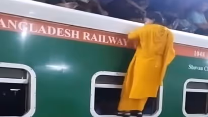 अंदर भीड़ थी, तो युवती ने ट्रेन की छत पर सफर करने का बनाया प्लान, तभी हुआ कुछ ऐसा झट से उतर गई नीचे 