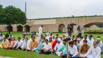 अरविंद केजरीवाल विधायकों के साथ पहुंचे राजघाट बापू की शरण में, BJP ने गांधी की समाधि पर छिड़का गंगाजल