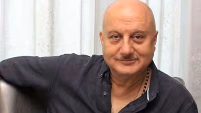 Bollywood vs South पर अनुपम खेर की दो टुक, बोले- हम स्टार्स बेच रहे और साउथ वाले कहानियां