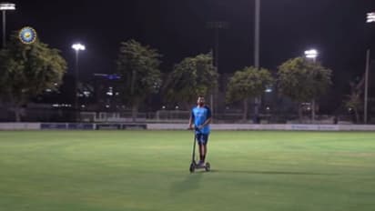 കൗതുകം ലേശം കൂടുതലാ, വൈറലായി രോഹിത് ശര്മ്മയുടെ വീഡിയോ; 'വണ്ടിപിടിച്ച്' പോയി പണി വാങ്ങിക്കരുതെന്ന് ആരാധകര്