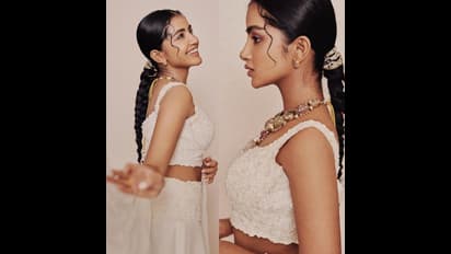 ఆనందంలో అందాల విందు చేస్తున్న అనుపమ... వంద కోట్ల హిట్ అంటే ఆమాత్రం ఉండాలి మరి!