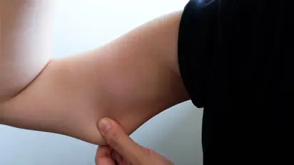 मक्खन की तरह पिघल जाएगी बाजुओं में जमी चर्बी, बस 4 आसन को जीवन में करें शामिल