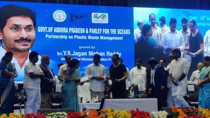 చలువ కళ్లద్దాలతో ఫోజులిస్తూ... విశాఖలో స్టైలిష్ లుక్ లో సీఎం జగన్ (Photos)