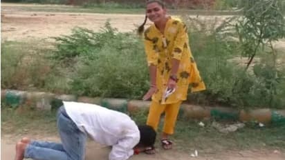 एक वोट के लिए क्या-क्या न करना पड़ा.. देखिए लड़कियों के पैर में कैसे लिपटे नेताजी