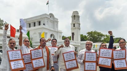 दिल्ली की पॉलिटिक्स: AAP विधायकों पर 'डोरे डालने' के आरोपों के बीच बोले सिसोदिया-इतना असुरक्षित PM नहीं देखा