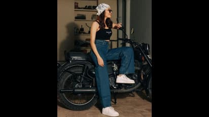 స్టైలిష్ లుక్ లో అదరగొట్టిన ‘డీజే టిల్లు’ బ్యూటీ.. బైక్ పై స్టన్నింగ్ స్టిల్స్ తో నేహా శెట్టి రచ్చ.. 