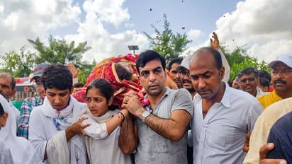 सोनाली फोगाट को कंधा देते वक्त ऐसी थी बेटी की हालत, बार-बार कर रही थी एक ही जिद