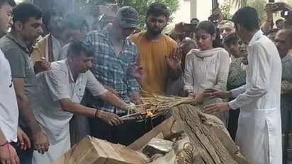 रुला देंगी ये तस्वीरें: सोनाली फोगाट का शव देख चीख-चीख रोई बेटी, कहा- मुझे पापा-मां दोनों छोड़ गए