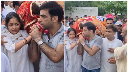 കണ്ണീരോടെ അമ്മയുടെ ശവമഞ്ചം തോളില് ചുമന്ന് മകള്; ആശ്വസിപ്പിക്കാന് ബുദ്ധിമുട്ടി ബന്ധുക്കള്, സൊനാലിക്ക് വിട