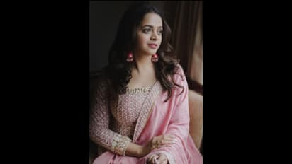 പിങ്കിൽ ക്യൂട്ടായി ഭാവന; 'മില്യൺ ഡോളർ' പുഞ്ചിരി എന്ന് ആരാധകർ