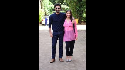 உடல் எடை கூடிய ஆலியா பட்... பேபி பம்ப் தெரியும் ட்ரான்ஸ்பரென்ட் உடையில் ரன்பீருடன் கொடுத்த லேட்டஸ்ட் போஸ்!